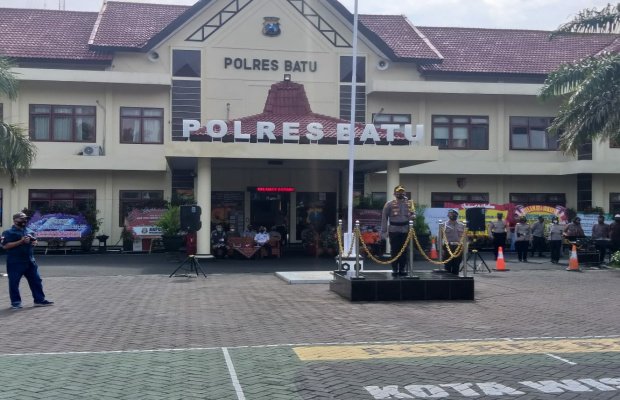 Foto: Kapolres Batu AKBP Catur Cahyono Wibowo SIK, MH saat memimpin Apel Gelar Pasukan 