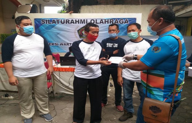 Foto: Ketua PWI Malang Raya saat memberikan hadiah 