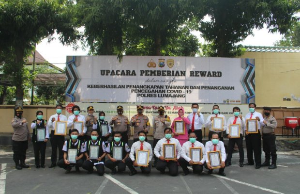 Foto bersama anggota Polres Lumajang usai penerimaan reward