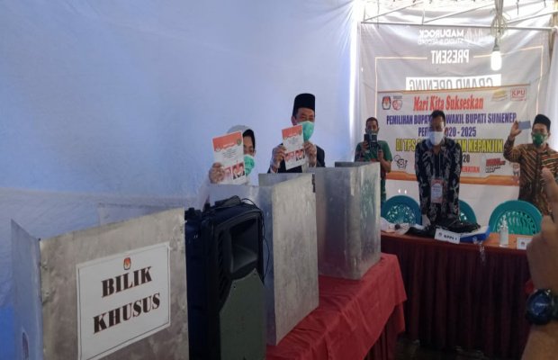 Foto: Paslon 02 Fattah Jasin menunjukkan surat suaranya di TPS 02 Desa Kapanjin