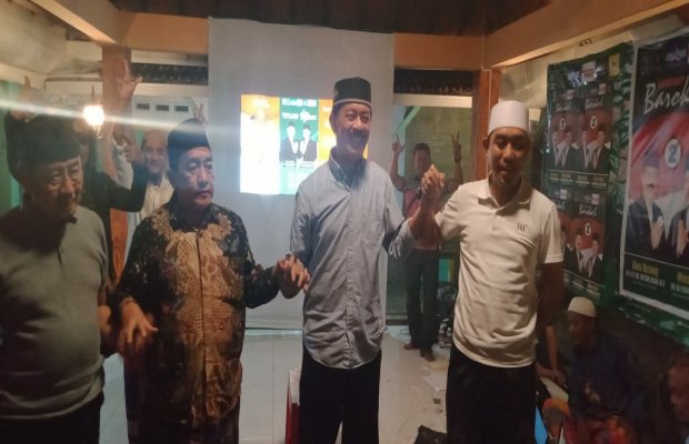 Foto: Kompak, saat pres confren Fattah Jasin dan tim pemenangannya bergandeng tangan