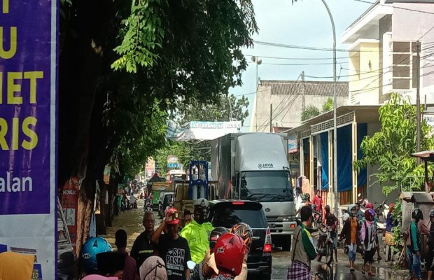 Foto : Sejumlah pengendara terjebak macet ditengah banjir di Blega
