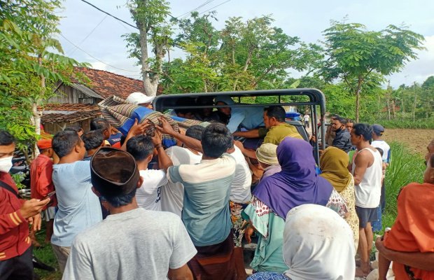 Foto: Seorang petugas saat berusaha mengevakuasi korban dari dalam sumur