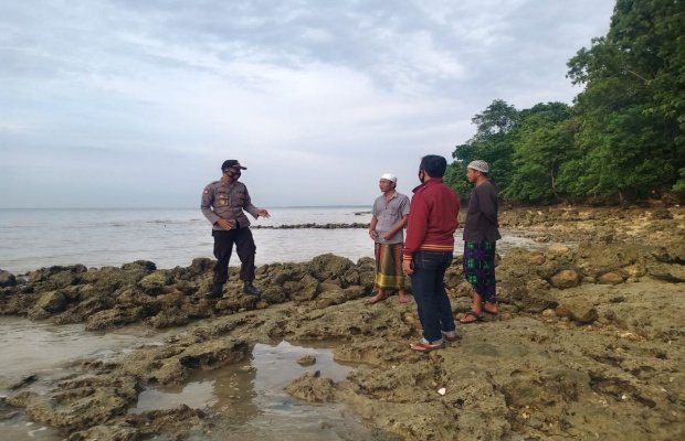 Foto : Polisi saat melakukan olah TKP dibibir pantai Desa Karduluk bersama warga setempat.