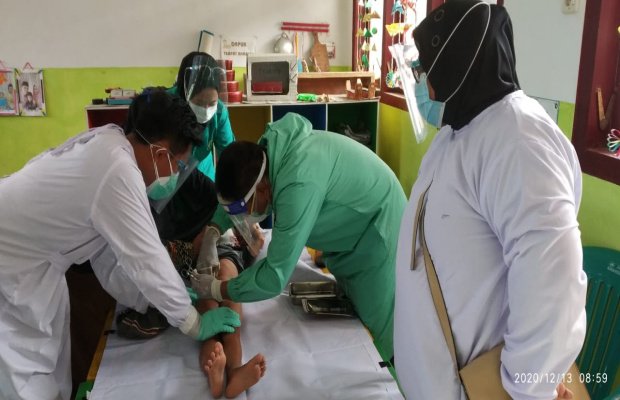 Foto:Kepala UPT Puskesmas Sopa'ah Pantau Langsung Kegiatan Khitanan