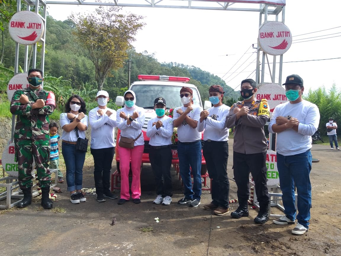 Foto: Direktur TI dan Operasi Tonny Prasetyo didampingi Kepala Bank Jatim Cabang Batu bersama Walikota Batu