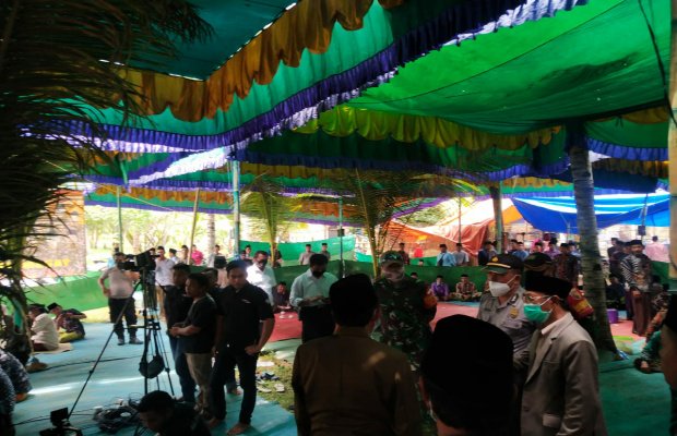 Foto: Petugas saat membubarkan acara hajatan pernikahan