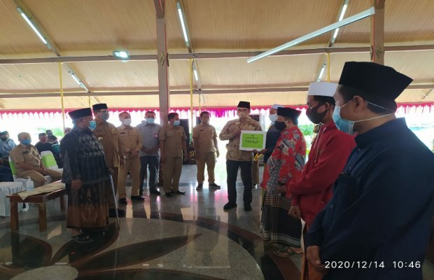 Foto : Pengurus Ponpes dan masjid saat menerima dana hibah dari Pemkab Bangkalan