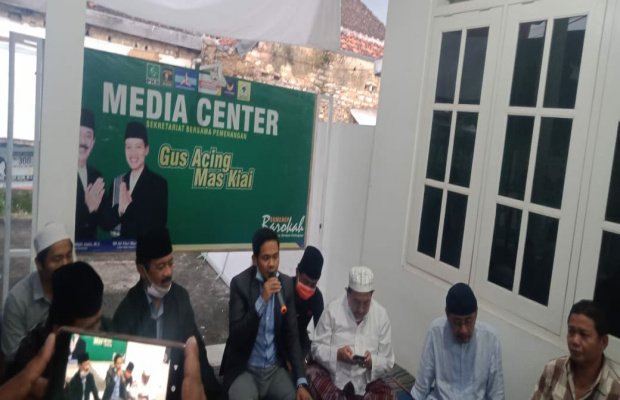Foto: Kuasa Hukum Paslon 02 (Tengah) Sulaisi Abdurrazaq