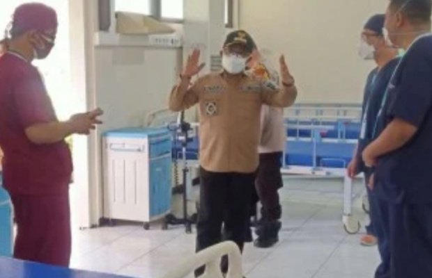 Foto:Wali Kota Malang Sutiaji, sedang berbincang dengan tenaga medis saat meninjau lokasi