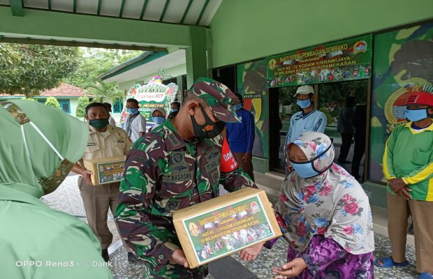 Foto:Dandim 0826 Pamekasan Bagikan Paket Sembakonya Pada Warga Tidak Mampu