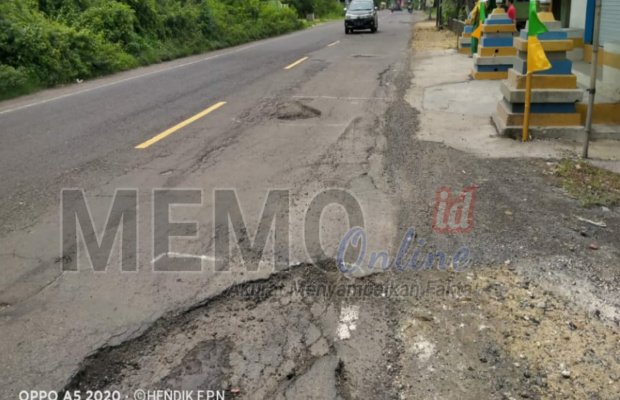 Foto : Jalan rusak di jalan raya Torjun Menuju Jrengik