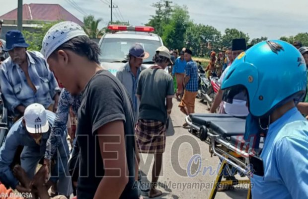 Foto : Warga mengevakusasi  korban di lokasi kejadian