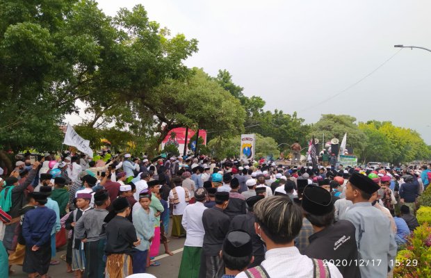 Foto : Massa aksi demo membela HRS