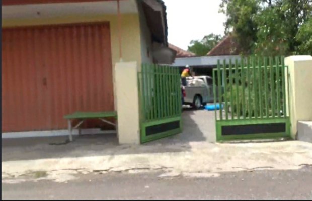 Foto: Salah satu kendaraan yang dimaksud saat menurunkan muatan beras 