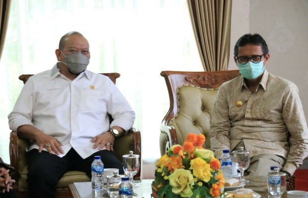 Foto : LaNyalla disambut Gub. Sumbar, Irwan Prayitno saat di Bandara Minangkabau 