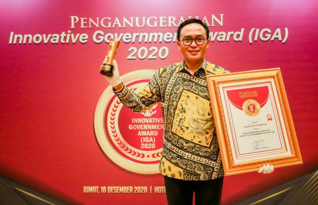 Foto: Bupati Pamekasan, Baddrut Tamam Saat Menerima Penghargaan