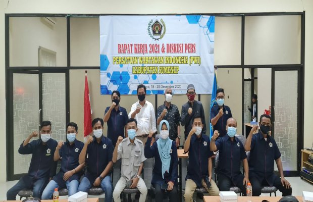 Foto Bersama PWI Sumenep dengan  Pengurus PWI Jatim 