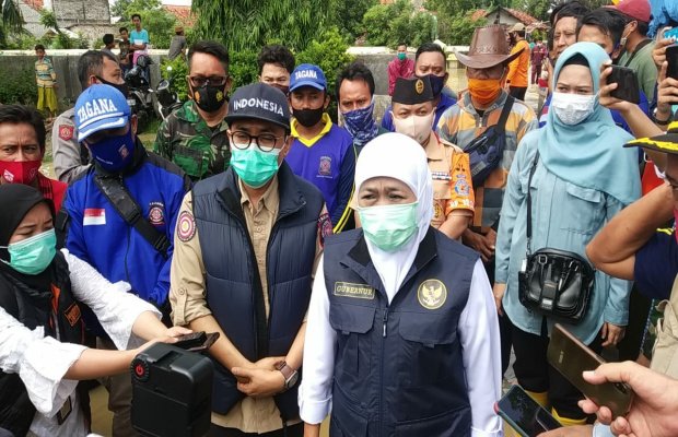Foto: Gubernur Jawa Timur Bersama Bupati Pamekasan Saat Kunjungi Lokasi Banjir