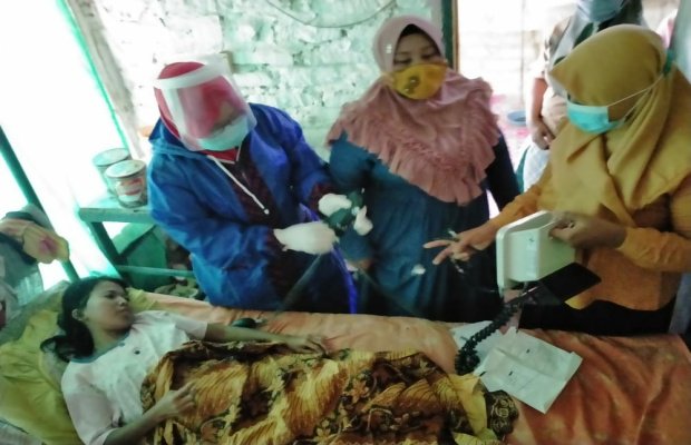 Foto: Anita Saat Diperiksa, Nofiati Selaku Bidan Desa Buddih Dirumahnya.