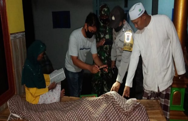 Foto:Petugas Dari Kepolisian dan Warga Saat di Rumah Duka