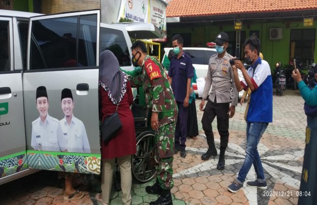 Foto:Anita Puspita Sari (Ani) Penderita Kaki Bengkak Saat Tiba di Puskesmas Sopaah