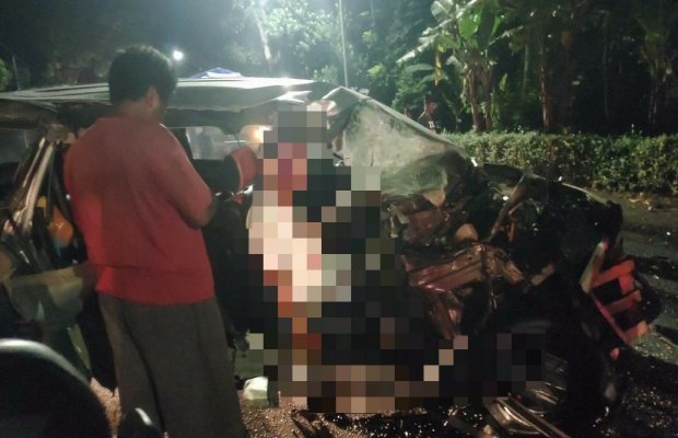 Foto: Kendaraan Avnza, yang terlibat laka sebelum dievakuasi pesca kejadian semalam