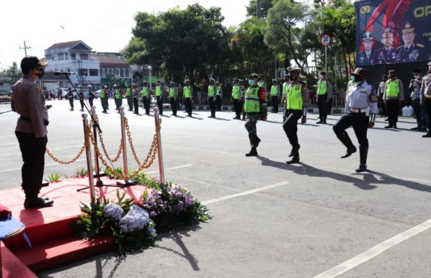 Foto:Kapolres Batu AKBP Catur Cahyono Wibowo, SIK., MH saat memimpin Apel semeru