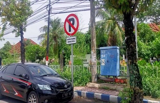 Foto : Terlihat mobil berjejer di jalan Trunojoyo-Sumenep, hiraukan rambu-rambu lalulintas dilarang parkir. 