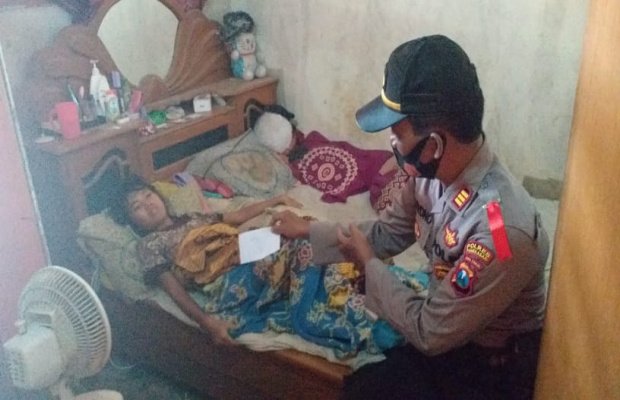 Foto:Kapolsek Pademawu, AKP. Suryono Saat Berikan Bansos Kepada Ani