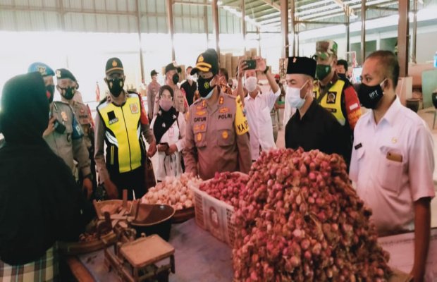 Foto: Kapolres Batu, Ketua DPRD, dan Kepala Disperindag saat sidak pasar