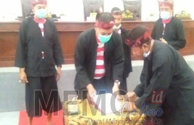 Foto : Bupati Sampang H. Slamet Junaidi (tengah)  menandatangi pengesahan tiga  Raperda  didampingi ketua DPRD Sampang Fadol