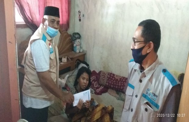 Foto:Ketua YBM PLN Pamekasan, Misnali Saat Serahkan Bantuannya