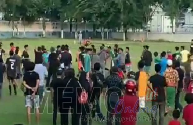Foto : Pertandingan sepak bola di lapangan Wijaya Sampang ricuh