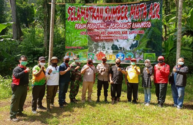 Foto: Foto bersama pasca tanam bersama