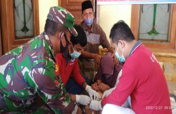 Foto:Tim Medis Puskesmas Palengaan Daya, Kades dan Babinsa Saat Bantu Khitanan