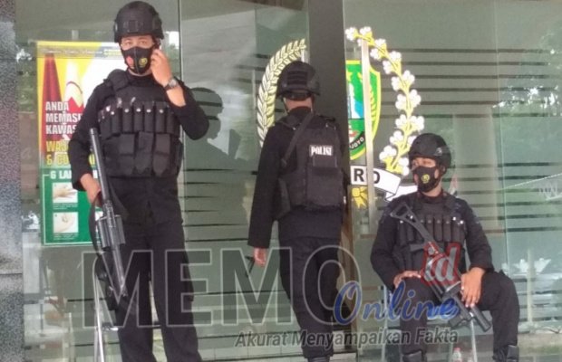 Foto : Pihak keamanan di depan pintu Kantor DPRD Sampang