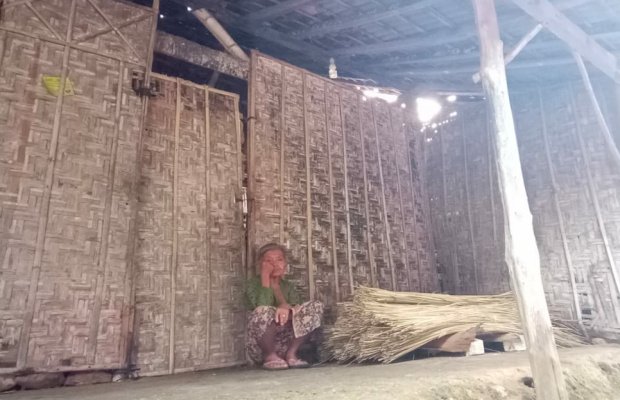 Foto: Sebatangkara, nenek Satami tinggal sendirian di gubuk reyot. 