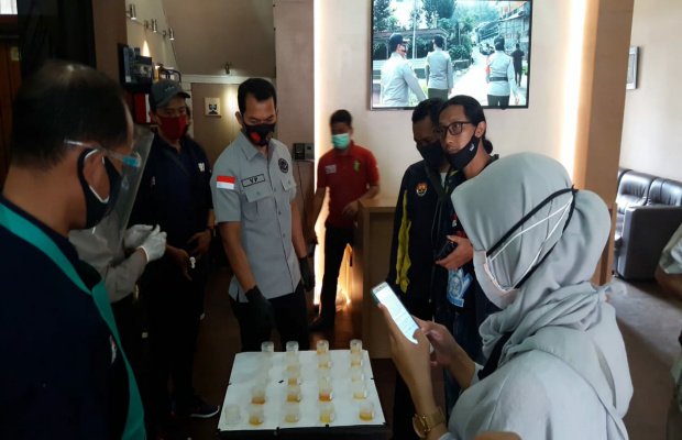 Foto: Belasan wartawan Pokja Jurnalis Polres Batu, saat dites urine.