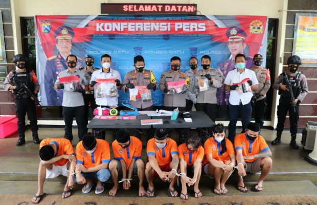 Foto:Kapolres Batu bersama jajaran saat menunjukkan barang bukti ungkap kasus Narkoba.