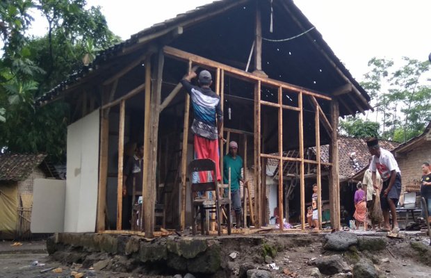 Foto: Rumah milik Misda diperbaiki hasil gotong royong