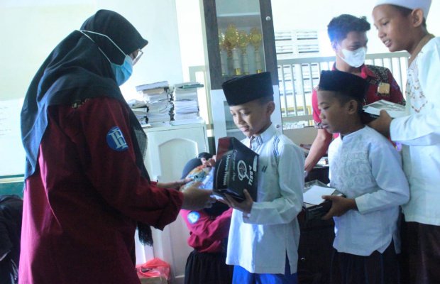 Foto : Mahasiswa saat memberikan bantuan.