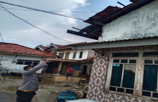 Foto: Sejumlah Atap rumah warga terlepas diterjang angin puting beliung