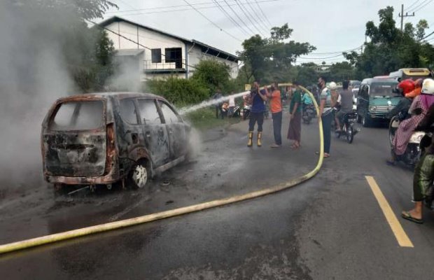 Foto : Evakuasi mobil kebakaran
