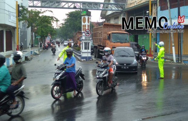 Foto : Jajaran Satlantas Polres Sampang sedang mengatur arus lalu lintas