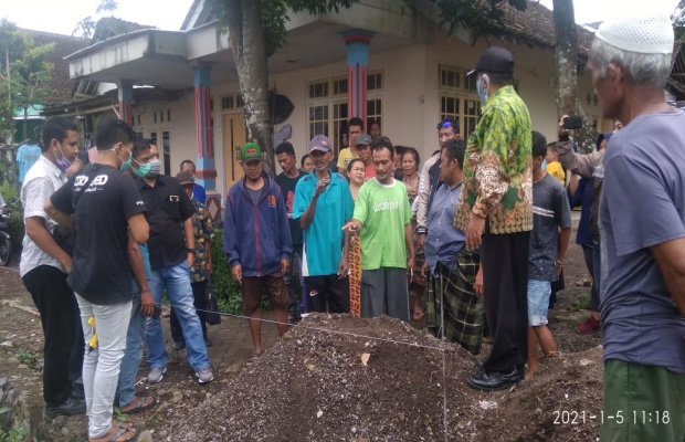 Foto: Puluhan warga di jember protes pemasangan  pagar milik Perum  Bougenville Indah.