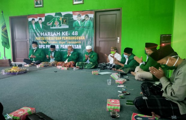 Foto: Ketua DPC PPP Pamekasan Saat Doa Bersama Dengan Pengurus Pada Harlah PPP Ke 48