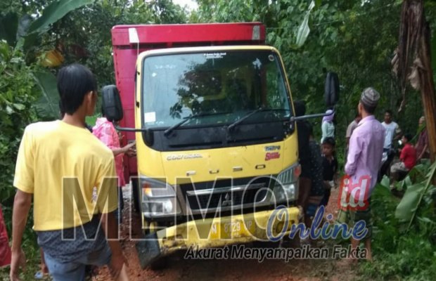 Foto : Truk yang terguling  sudah dievakuasi oleh warga