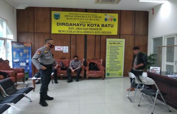 Foto: Aparat Polres Batu saat melakukan penjagaan petugas KPK melakukan penggeledahan di kantor PUPR 