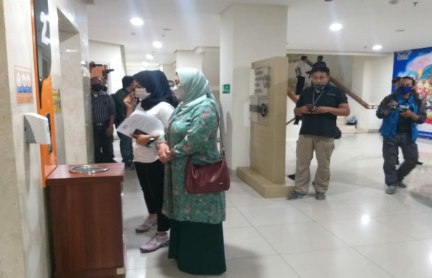 Foto: Mantan Kepala Dindik Kota Batu Mistin, saat memenuhi panggilan KPK di Balaikota Among Tani Pemkot Batu.